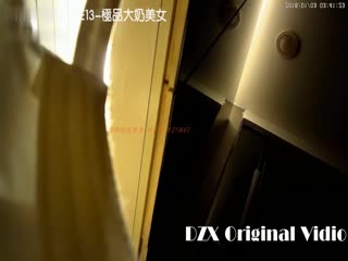 大闸蟹最新豪华精品大片第十三部-番号S01E13-约炮36E大奶美脚美女 下面水超多 在酒店莎法操到鸡巴无法硬起为止