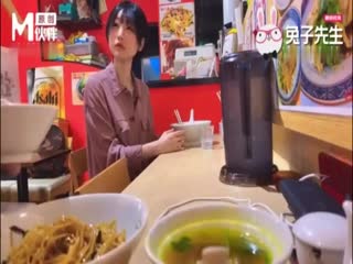 【桃视频】兔子先生 拉麵店搭訕超可愛少女 受虐少女激爽三穴强行插入